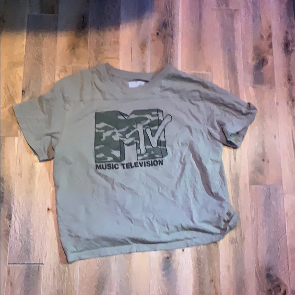 Green graphic tee